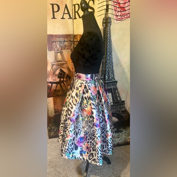 All eyes on you! T &J midi skirt leopard multi print-Size small - Picture 2 of 6